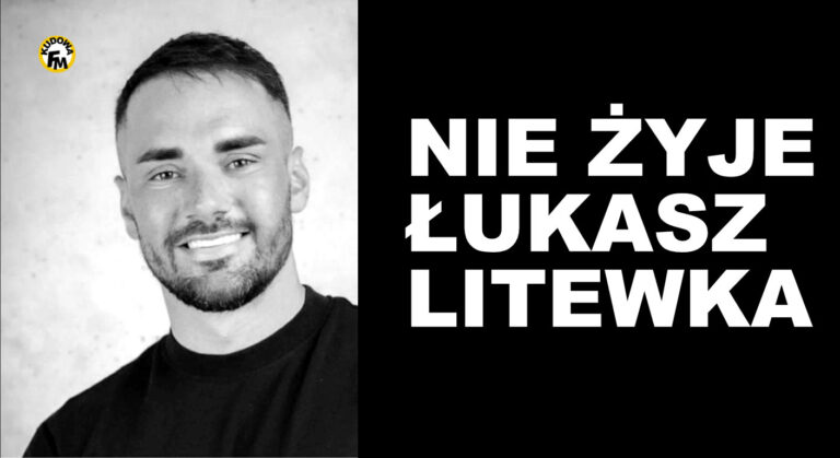 Portret uśmiechniętego mężczyzny z brodą w czarnej koszulce – poseł Łukasz Litewka
