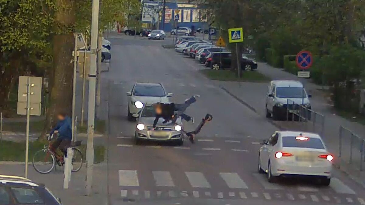 Monitoring miejski zarejestrował moment zderzenia dwóch nastolatek na hulajnodze elektrycznej z jadącym samochodem osobowym na przejściu dla rowerzystów