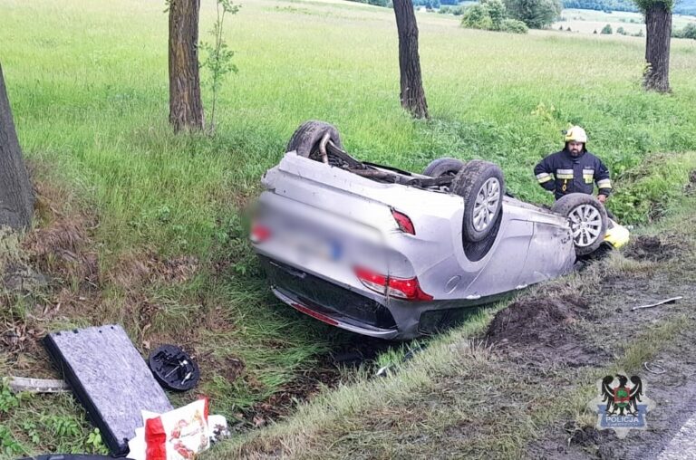 Głuszyca Górna: Dachowanie auta - kierujący nie dostosował prędkości - Paragraf