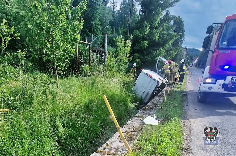 Kierująca przysnęła za kierownicą – wpadła do potoku w powiecie wałbrzyskim - Paragraf