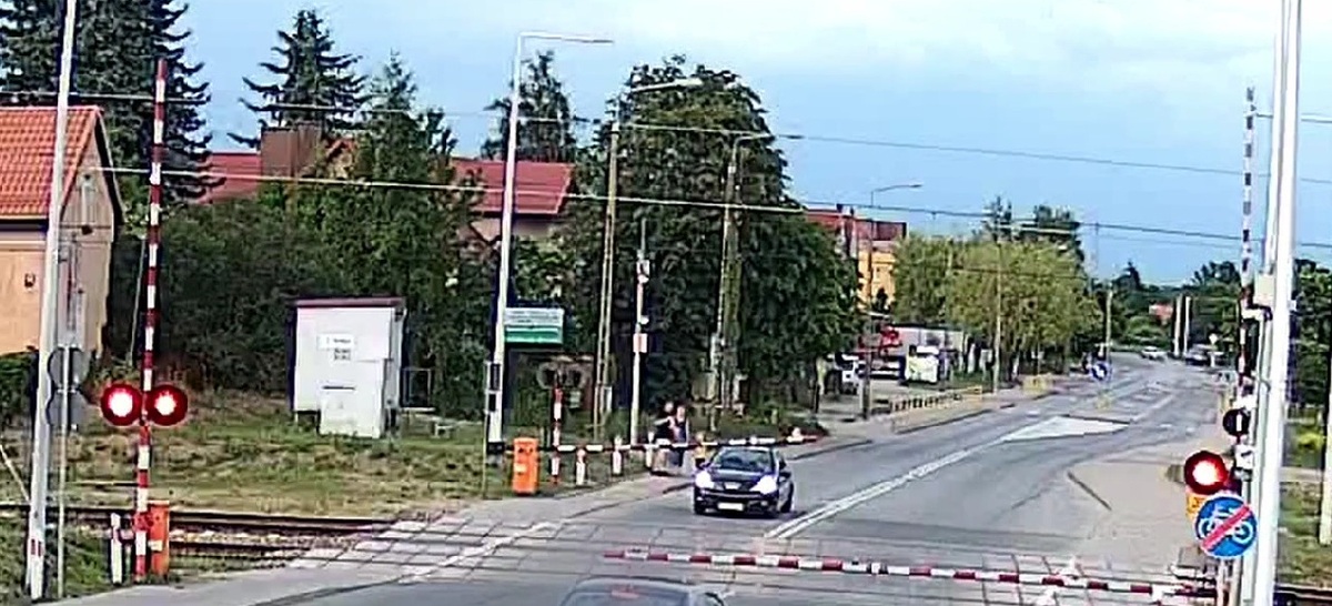 Niebezpieczny wjazd na przejazd kolejowy w Ełku - Paragraf