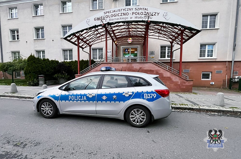 Policjanci w Wałbrzychu pomogli kobiecie trafić do szpitala - Paragraf