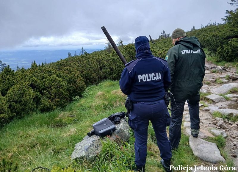 Pozostawiona torba na szlaku w Karpaczu - apel policji o odpowiedzialność - Paragraf