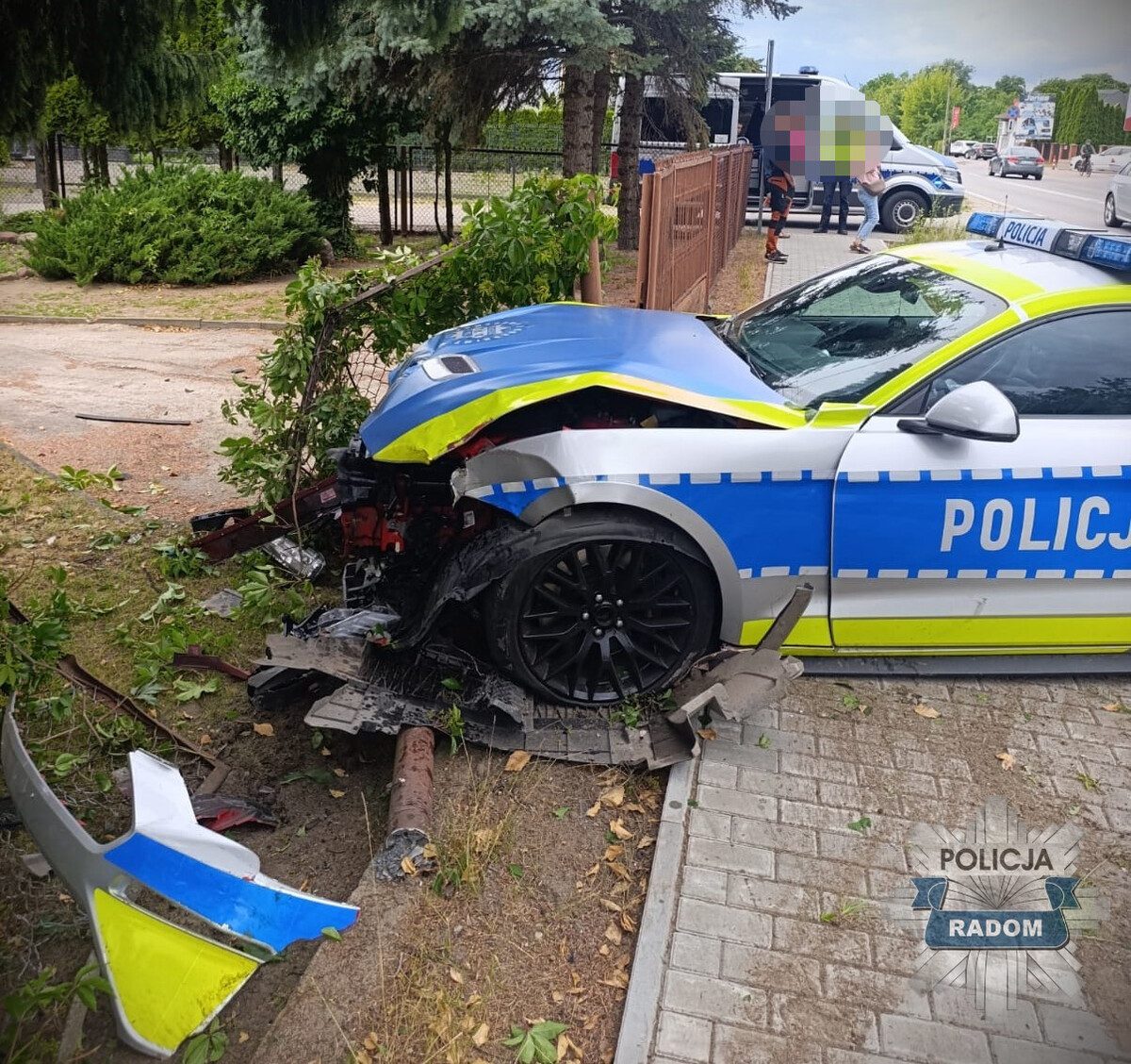 Policyjny Ford Mustang rozbity w Milejowicach - Paragraf