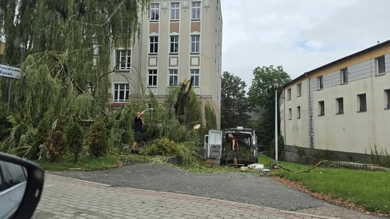 Burze na Dolnym Śląsku: 120 osób ewakuowano z budynku - Paragraf