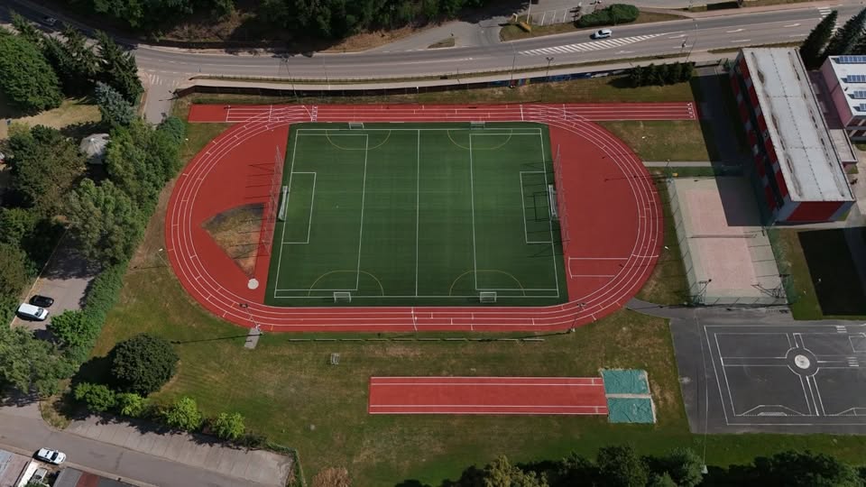 Odnowili owal lekkoatletyczny w Plhov - Paragraf