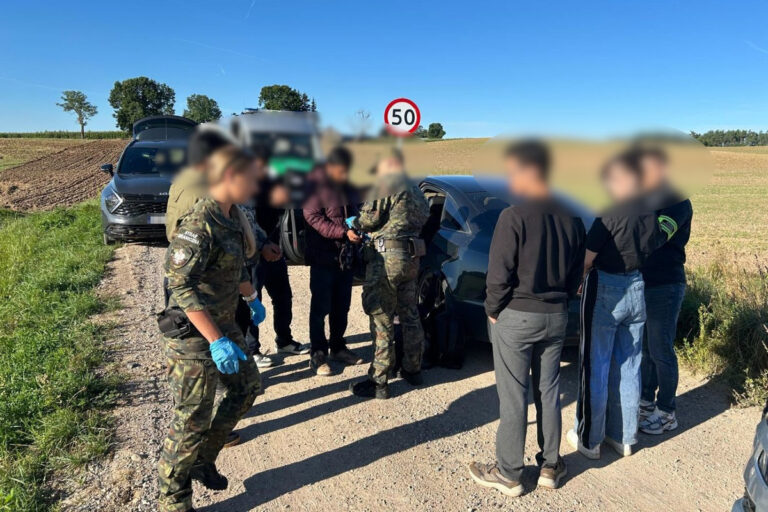 SG z Rutki-Tartak zatrzymała 2 kurierów i 4 migrantów - Paragraf