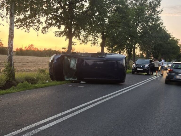 3 policjantów uratowało 4 osoby z rozbitego auta - Paragraf