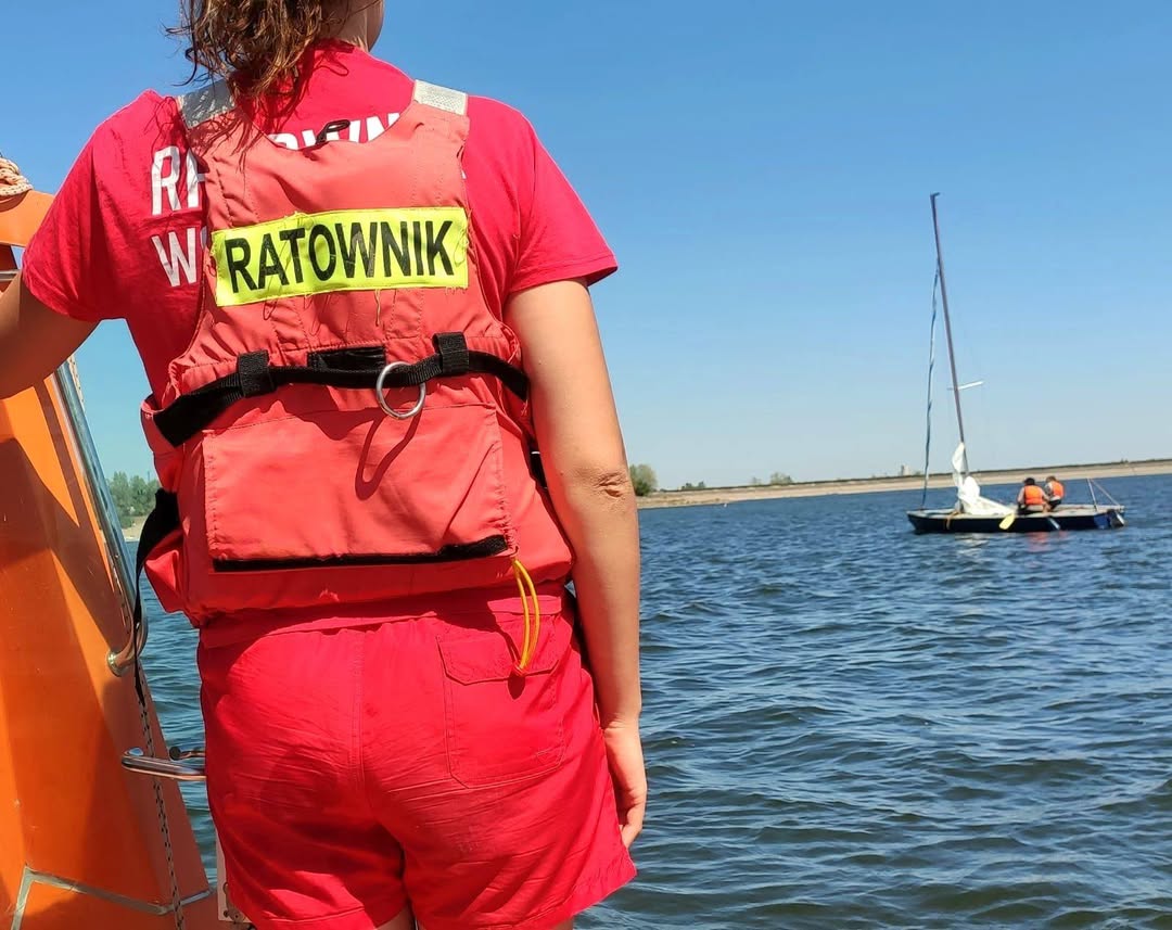WOPR pomógł po wywróceniu żaglówki na Zalewie Mietkowskim - Paragraf