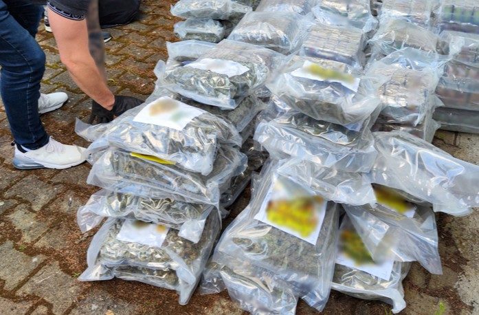 Służby przejęły 456 kg narkotyków i broń w Szczecinie - Paragraf