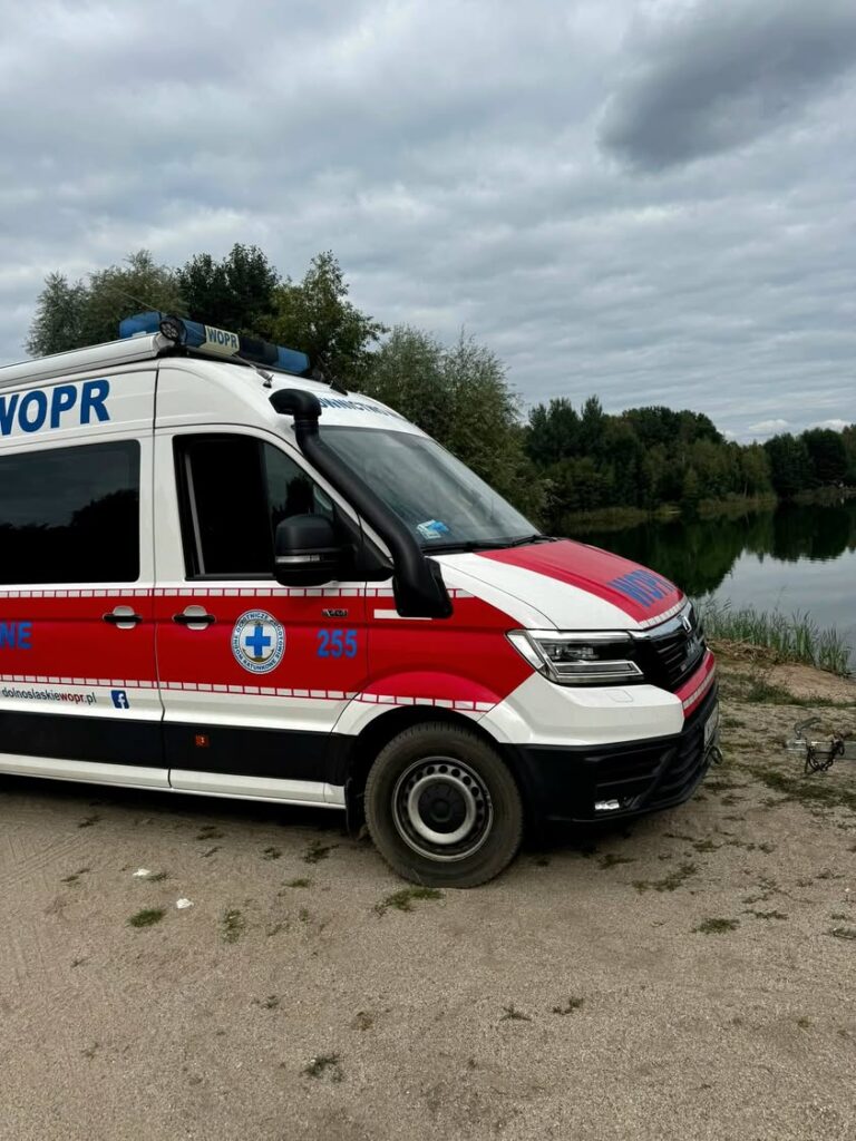 Służby przeszukały staw w Rokitkach przez zostawione ubrania - Paragraf
