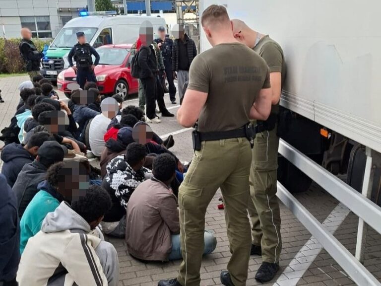 SG zatrzymała 34 migrantów w chłodni na A2 - Paragraf