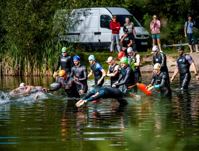 Ponad 150 sportowców walczyło w triathlonie w Wojanowie - Paragraf