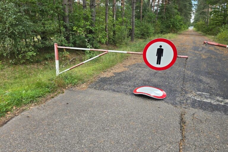 Wjechała na pas drogi granicznej i zniszczyła szlaban - Paragraf