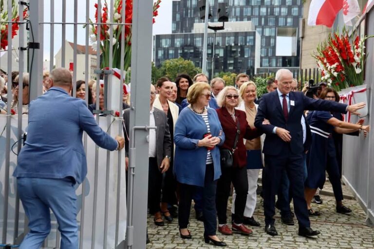 Wojewoda Anna Żabska uczciła rocznicę Porozumień Sierpniowych - Paragraf