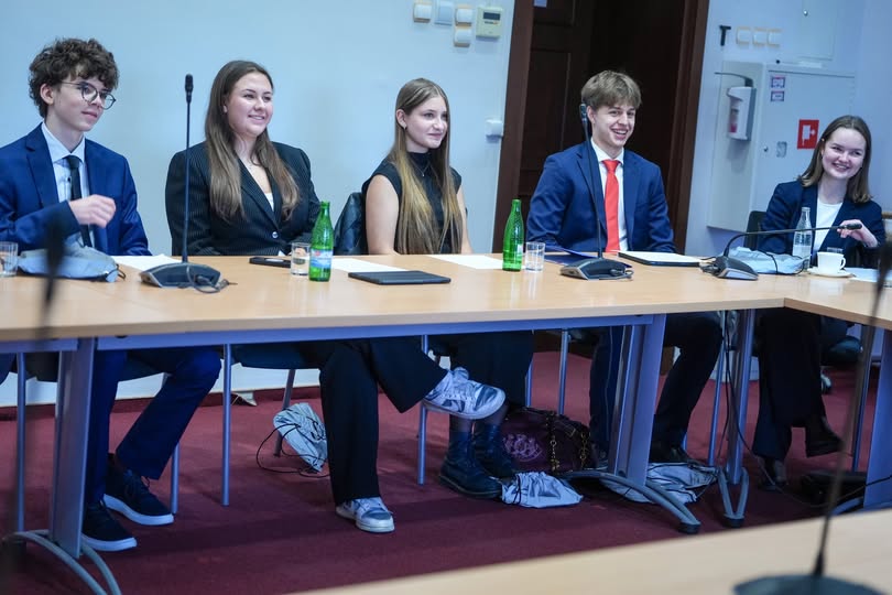 Młodzież walczy z fake newsami w urzędzie wojewody - Paragraf