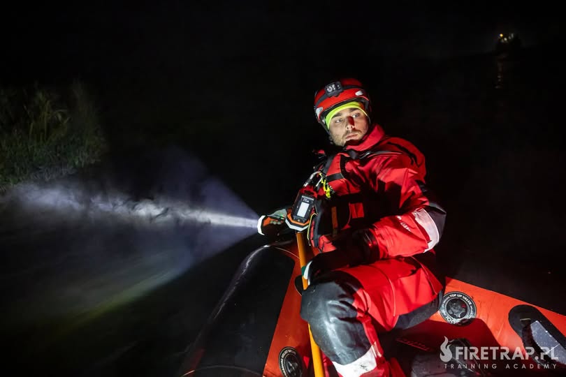 Służby trenowały nocne działania podczas powodzi - Paragraf